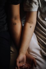 ©  ElizabethTsung/Unsplash - 23 idÃ©es de tatouages minimalistes Ã  faire avec son amoureux/se