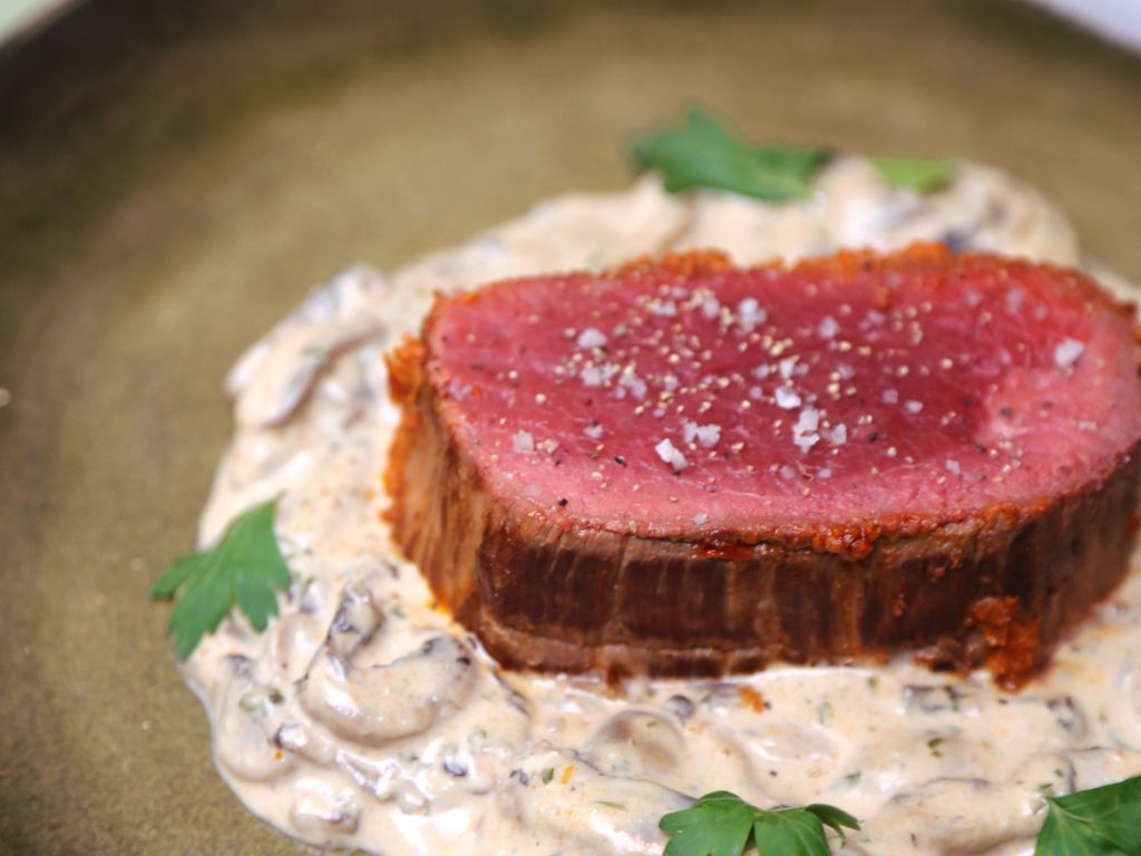 Rôti de boeuf au four sauce aux champignons et pesto rouge Recette