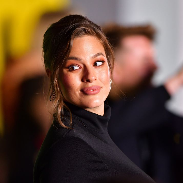 Enceinte de 8 mois Ashley Graham célèbre ses rondeurs en posant nue