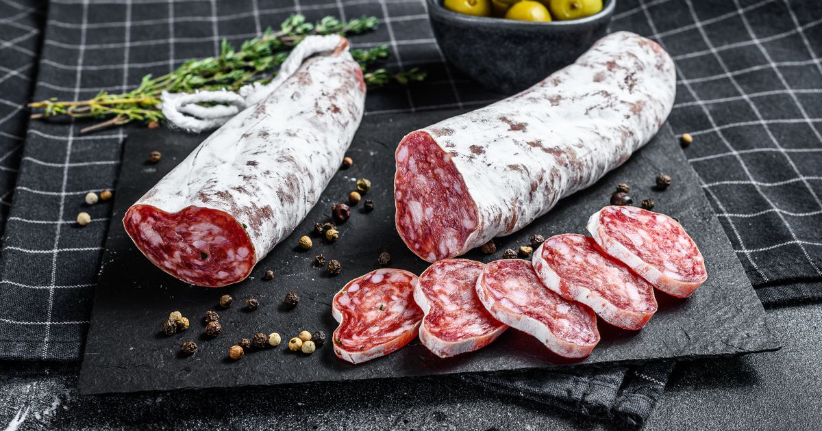 Cette astuce pour enlever la peau du saucisson en un clin dœil fera