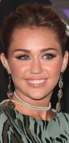 ¡Las celebrities también llevan piercings!