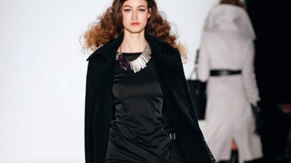 Schlichte Eleganz mit Pelz-Accessoires: Dimitri bei der Mercedes-Benz Fashion We