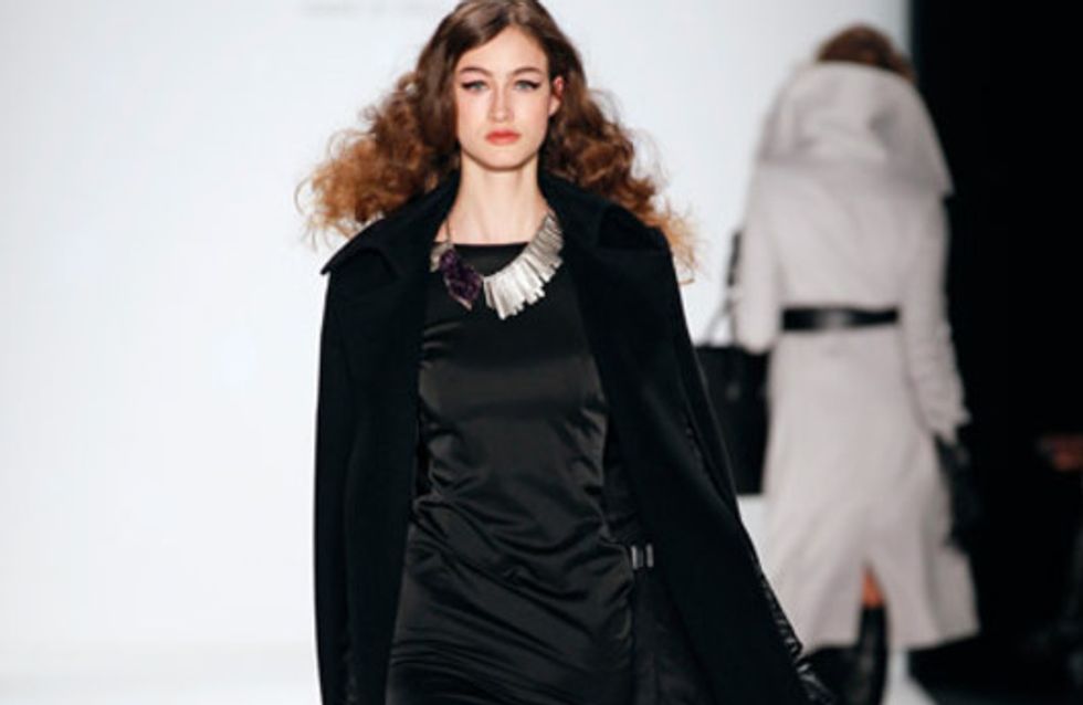 Schlichte Eleganz mit Pelz-Accessoires: Dimitri bei der Mercedes-Benz Fashion We