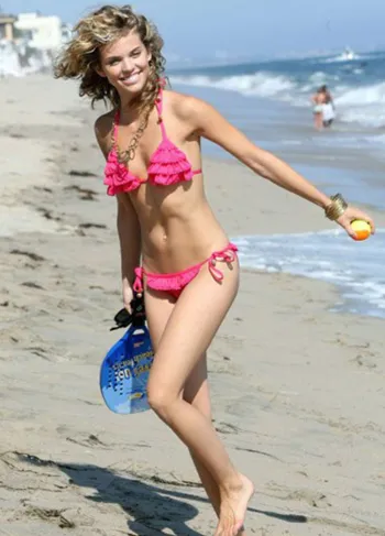 Celebrities op het strand: in bikini of topless, wie is het sexyst?