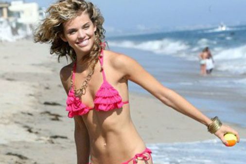 Annalyne McCord en bikini
