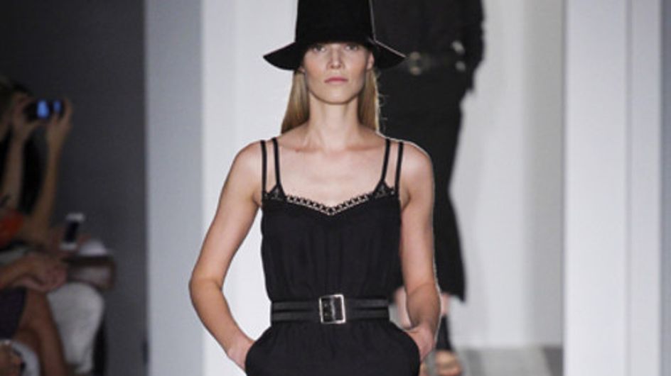 Männerschuhe & Hüte: Vic­toria Beckham überrascht in New York
