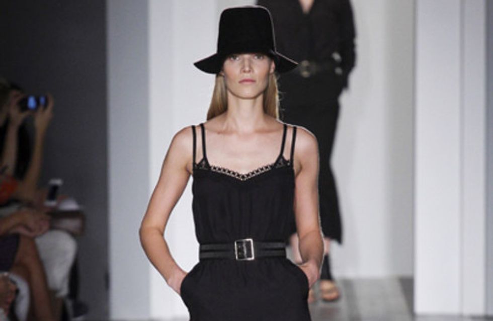 Männerschuhe & Hüte: Victoria Beckham überrascht in New York