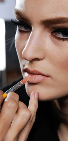 Make-up d'autunno: rossetti, ombretti e smalti per seguire i trend stagionali