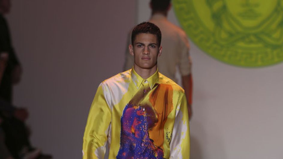 Versace salpica de color la pasarela de Milán