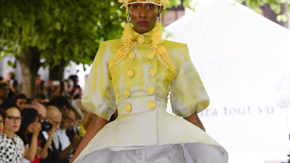 Escotes, aberturas y tie-dye son la apuesta de On Aura Tout Vu en el desfile de