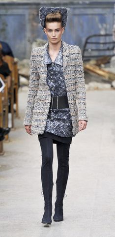 Chanel nos presenta una colección donde predomina la cintura marcada y el tweed