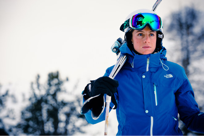 homme skieur excité en veste noire lunettes de ski masque texte amis  tournés sur téléphone portable passent le week-end hiver dans les montagnes  isolées sur fond violet. concept de passe-temps de style