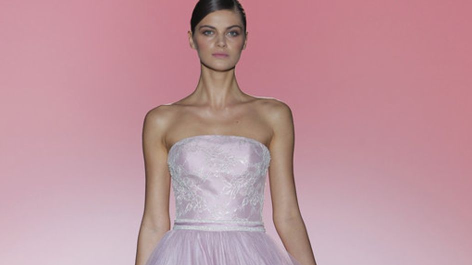 Una novia en blanco y rosa, por Hannibal Laguna