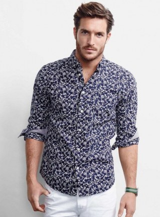 hombres con camisas de flores