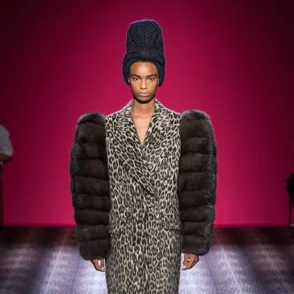 Modeshow Schiaparelli Haute Couture Herfst-Winter 2014/2015 Parijs