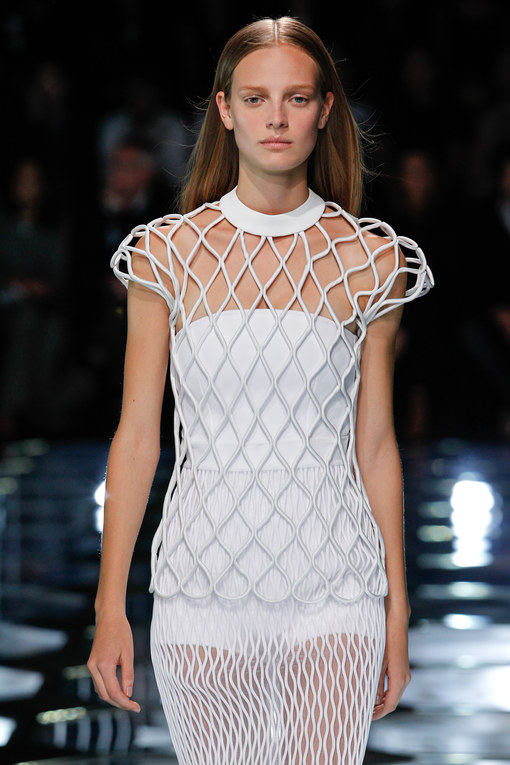 Dar a luz Para editar menta Balenciaga brilla en blanco y negro en París Fashion Week P/V 2015