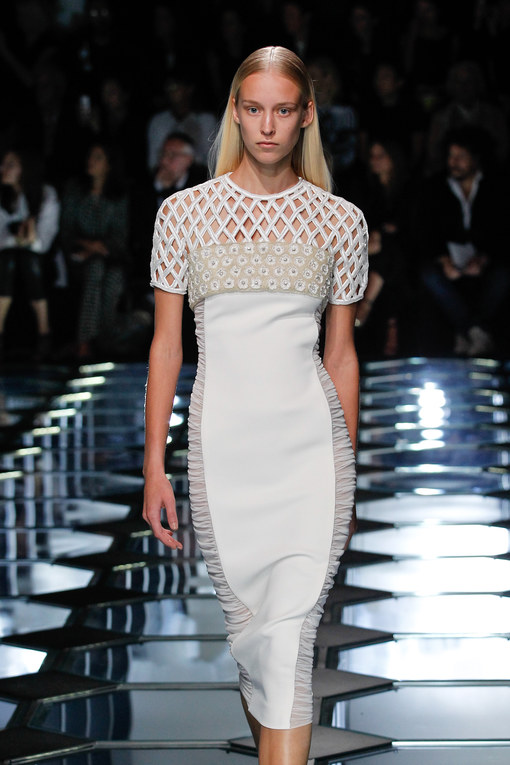Dar a luz Para editar menta Balenciaga brilla en blanco y negro en París Fashion Week P/V 2015
