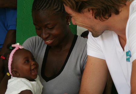 Camille Lacourt, parrain de la campagne Unicef-Pampers en Haïti