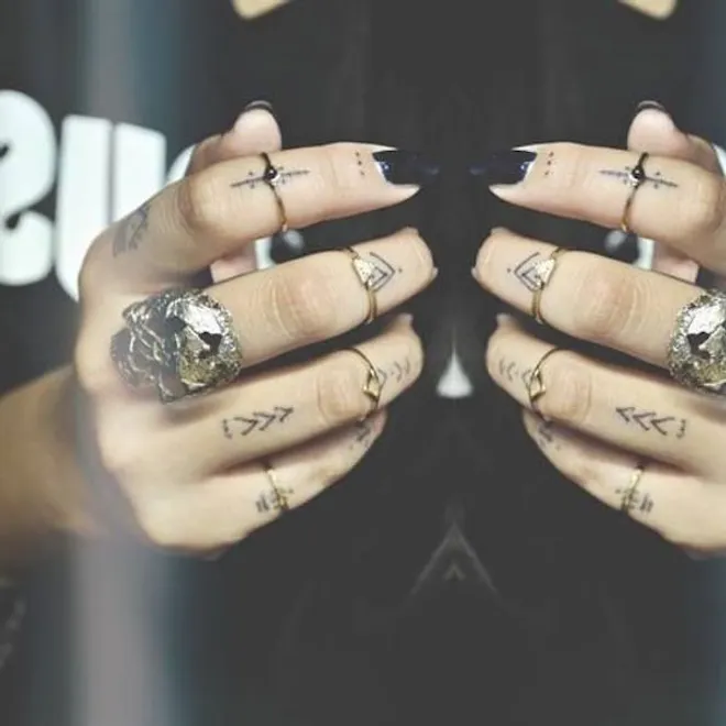 48 inspirações mara para tatuagem no dedo
