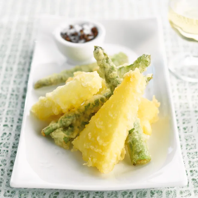 Tempura van Comté en groene asperges geparfumeerd met grof zout