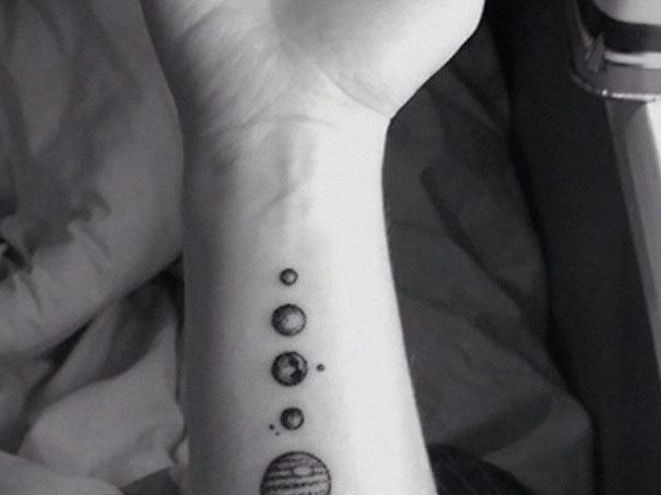 tatuaje de planetas en blanco y negro