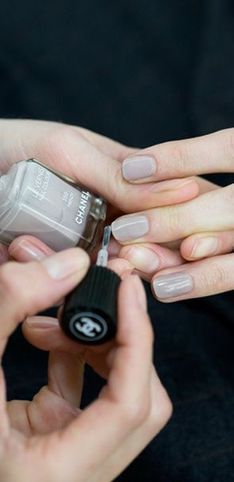 Smalto greige: la nuova versione della manicure nude destinata a fare tendenza!