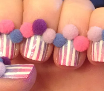 Uñas con pompones, la nueva moda sólo apta para las nailfreaks