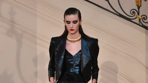 Saint Laurent continua roqueira, mas olha para os anos 80