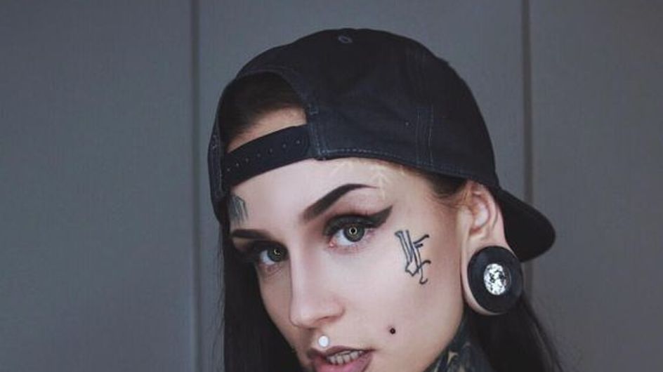 Blackout tattoos: cubrir tu piel de negro es tendencia