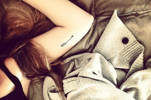 Tatuajes de flechas: ¡encuentra tu camino!