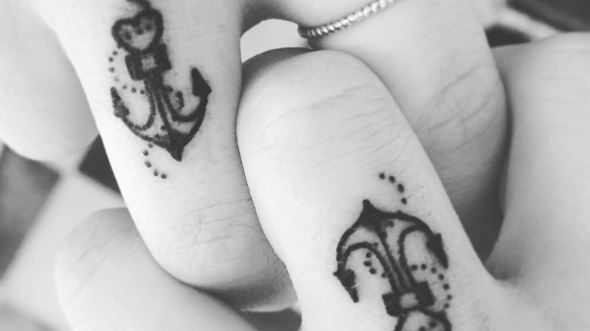 Tatouage Doigt 40 Idees De Tattoos Sur Les Doigts Qui Nous Inspirent