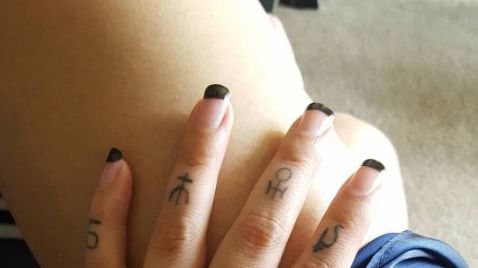 Tatouage Doigt 40 Idees De Tattoos Sur Les Doigts Qui Nous Inspirent Tatouage Doigt 40 Idees De Tattoos Sur Les Doigts Qui Nous Inspirent