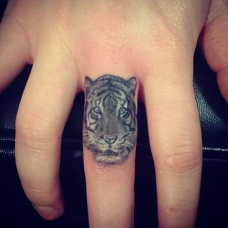 Tatouage Doigt 40 Idees De Tattoos Sur Les Doigts Qui Nous Inspirent