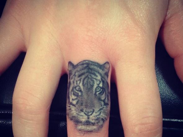 Tatouage Doigt 40 Idees De Tattoos Sur Les Doigts Qui Nous Inspirent