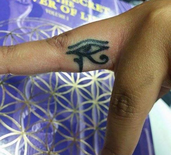 Tatouage doigt 40 idées de tattoos sur les doigts qui nous inspirent