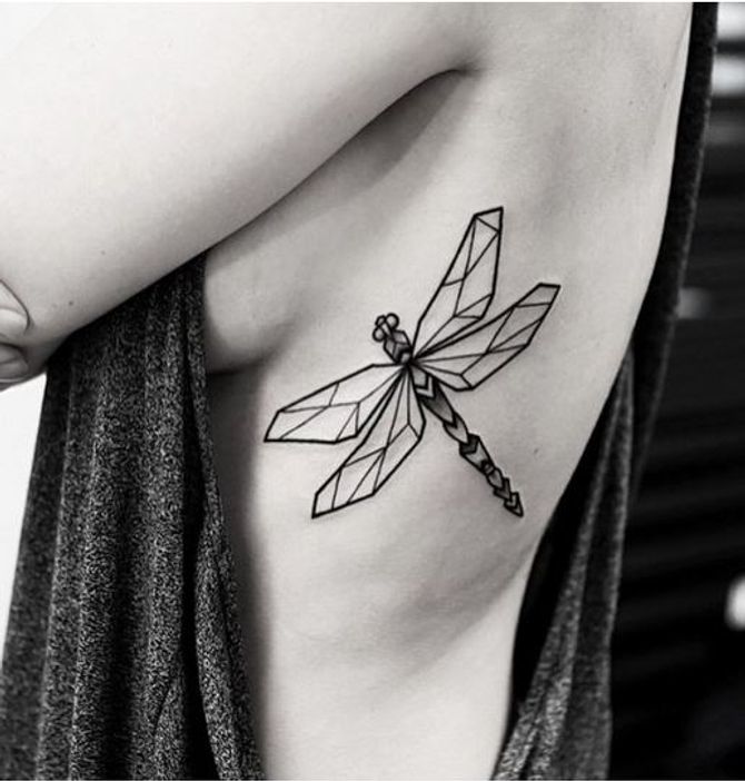 60 diseños para tatuarte en las costillas que adorarás