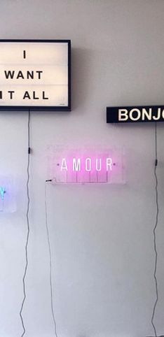 Placas de neon que vão iluminar suas ideias de decoração