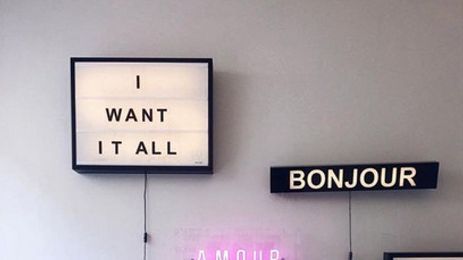 Placas de neon que vão iluminar suas ideias de decoração