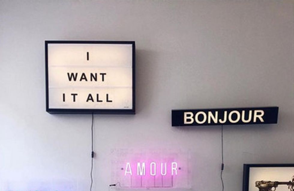 Placas de neon que vão iluminar suas ideias de decoração