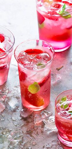 O verão é cor-de-rosa! Brinde com estas 17 receitas de drinques