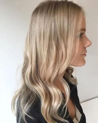 Gebräunte haut blonde haare