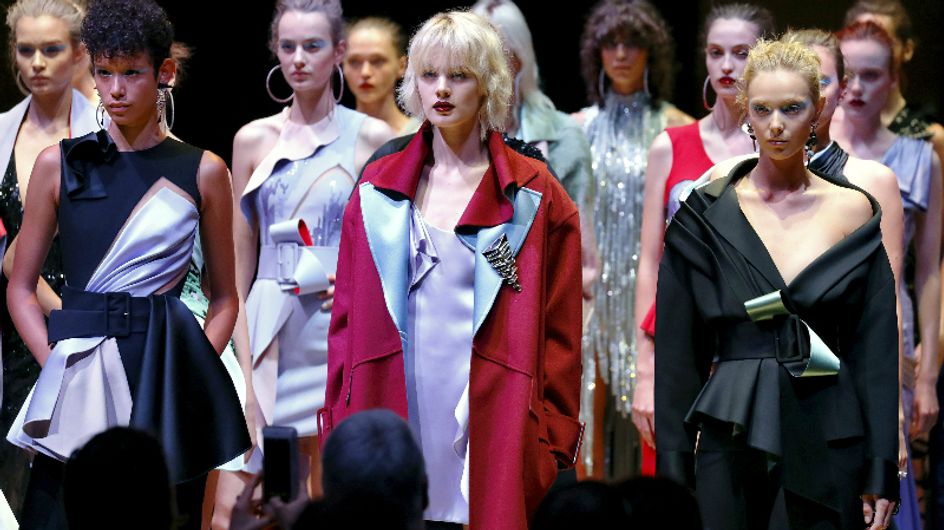 A riqueza glamourosa dos melhores desfiles da Versace nos últimos tempos