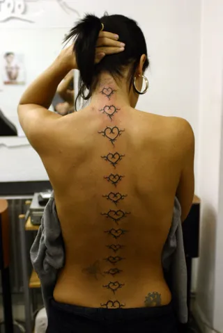 Tatuajes Femeninos - Tatuaje en medio de la espalda/Spine tattoo