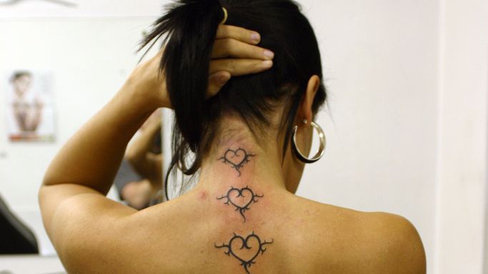 letras de tatuajes en la columna vertebral