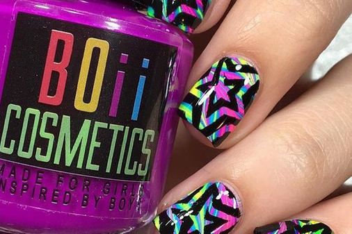 Unhas decoradas com estrelas