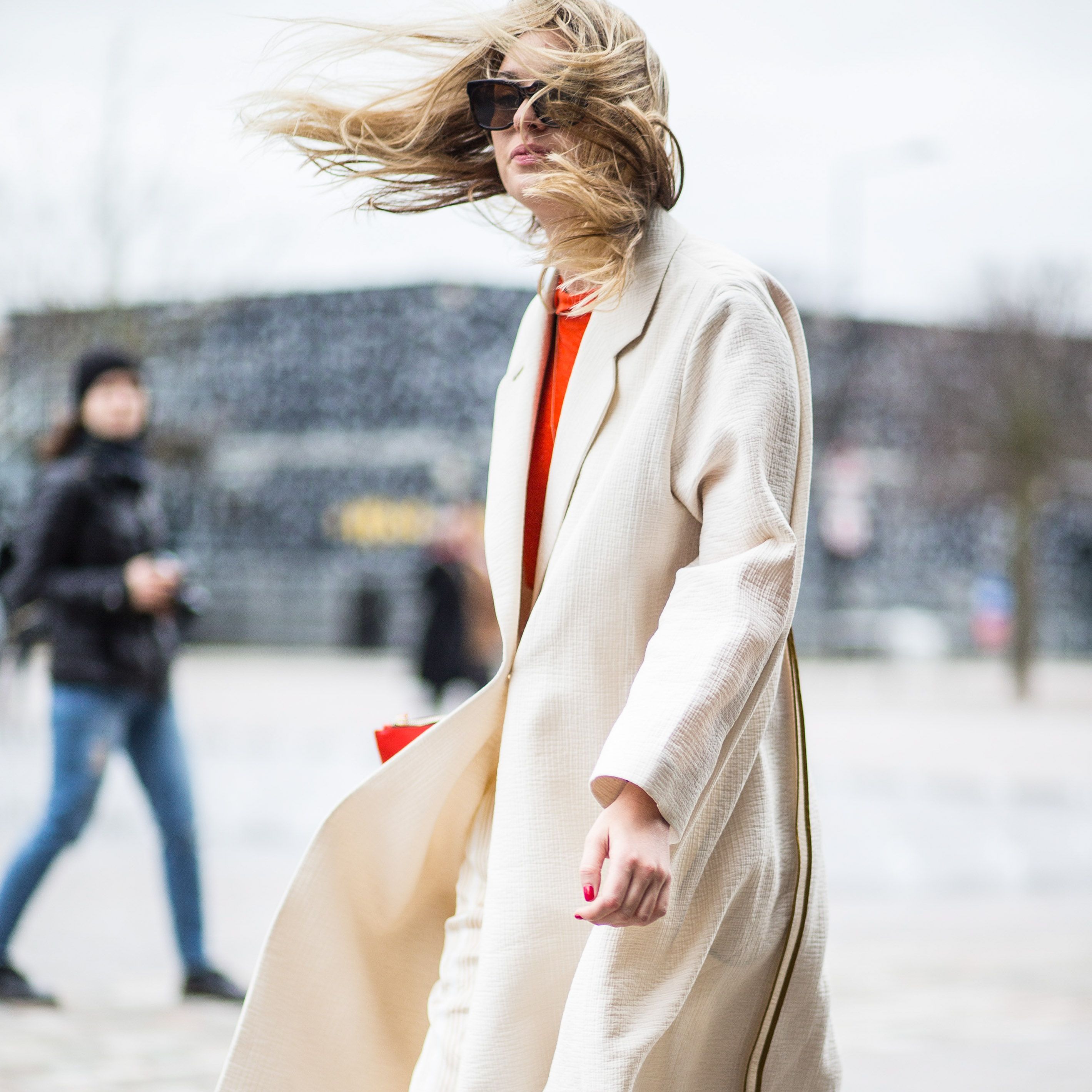 El street style también lucha contra el viento