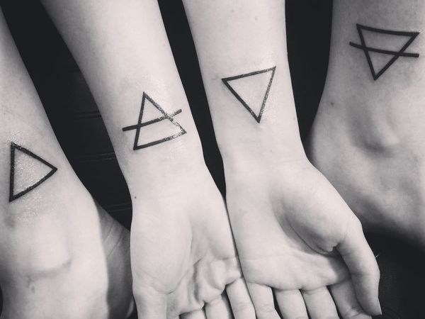 Tattoos que representam os 4 elementos (Fogo, Água, Terra e Ar)  Tatuaje  de triangulo, Tatuajes minimalistas, Tattoos triangulos