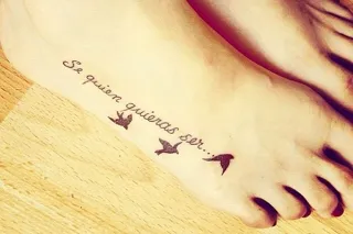 Tatuaje encima de la rodilla de frases inspiradoras