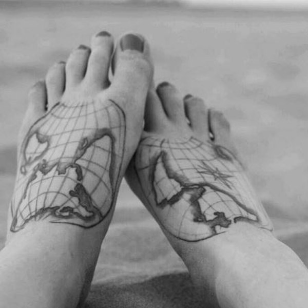Fille tatouée montre ses orteils parfaits Fille tatouée montre ses orteils parfaits