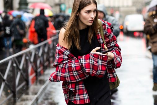 Las parisinas marcan tendencia en el street style de Paris Fashion Week